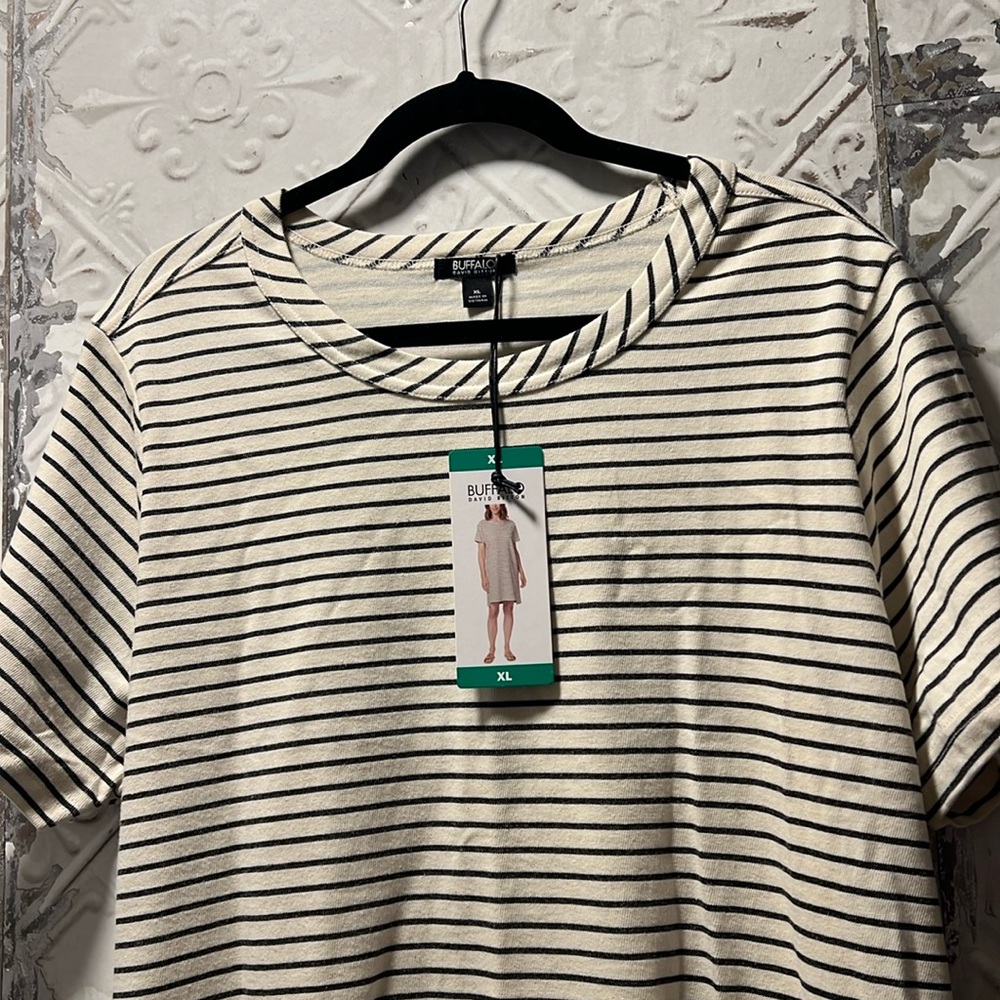 Buffalo ladies striped dress, black stripes size Xl
Brand new, never worn.